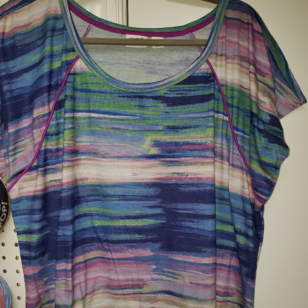 2x Cato workout tee